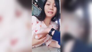 Nữ y sĩ xinh đẹp bình thản tự nhiên cho khách hàng bóp vú tại vầy thuốc.