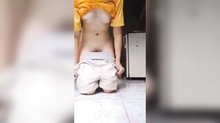 Em học sinh tây bắc 16 tuổi khoe lồn khoe vú chuẩn bị đi học.