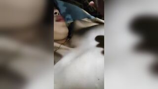 Lồn thì cho bồ banh ra xem hạt le xem lỗ đái rồi bú lồn mà gọi điện bảo em yêu chồng.