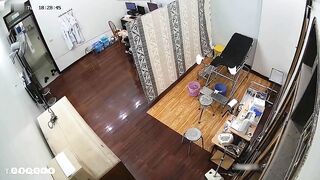 Quay lén bác sĩ tại phòng khám riêng của mình , xem nứng vãi cặc