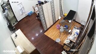 Quay lén bác sĩ tại phòng khám riêng của mình , xem nứng vãi cặc
