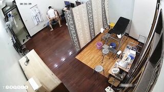 Quay lén bác sĩ tại phòng khám riêng của mình , xem nứng vãi cặc