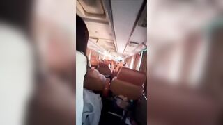 Cặp đôi đụ nhau trên xe buýt đông người