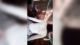 Cặp đôi đụ nhau trên xe buýt đông người