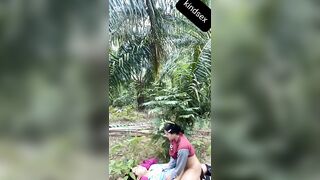 Đè đụ mẹ kế ngoài sau vườn