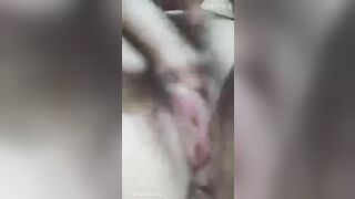 Em học sinh chiều người yêu dùng thỏi son thủ dâm cho nó xem