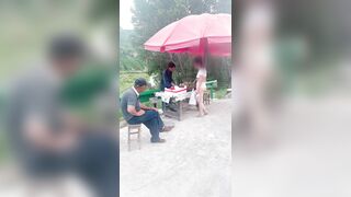Dâm nữ k mặc đồ lót khỏa thân đi mua đồ của các cụ,khổ thân cụ già r vẫn còn bị trêu