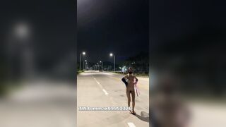 gái xinh khỏa thân khoe dáng nơi công cộng #1