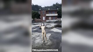 gái xinh khỏa thân khoe dáng nơi công cộng #4