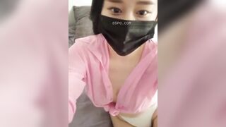 Gái xinh vú to đang thủ dâm thì mẹ gọi phải nghe máy vừa thủ dâm