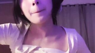 Anh Thư show vú dạo cho trai lạ