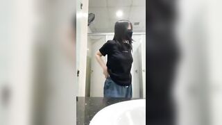 Thử thách vào nhà vệ sinh nam cởi áo khoe vú lồn tí thì bị trai địt