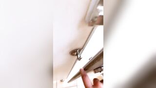 Vào nhà vệ sinh nam móc lồn thủ dâm chảy nước
