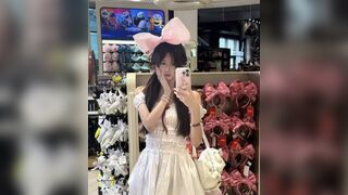 sinh viên TQ phục vụ thanh niên nhiều tiền