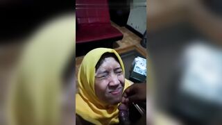 xuất tinh vào mặt bà chị họ