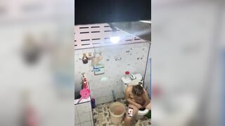 Quay lén mẹ vợ móc lồn thủ dâm trong nhà vệ sinh