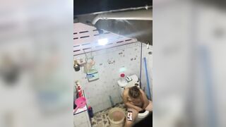 Quay lén mẹ vợ móc lồn thủ dâm trong nhà vệ sinh