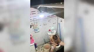Quay lén mẹ vợ móc lồn thủ dâm trong nhà vệ sinh