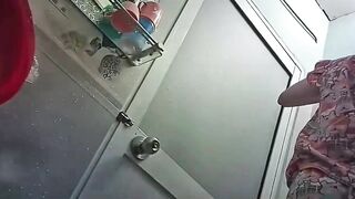 Đặt cam trong nhà vệ sinh xem chị dâu tắm vú to đít bự