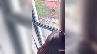 phù rể tranh thủ địt cô dâu bám kính trước g lên xe hoa