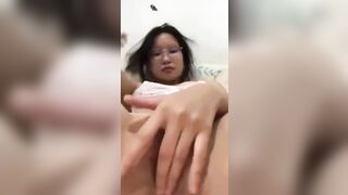 Gái xinh đeo kinh cận móc lồn thủ dâm kích thich