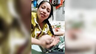 Đang nằm sóc lọ thì bị chị phòng kế bên vô bú cu luôn