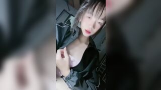 Mới bây lớn đã biết dùng cây sextoy để thủ dâm rồi