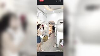 Chưa bao giờ thấy livestream bán quần áo cuốn như này vú to tròn