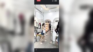 Chưa bao giờ thấy livestream bán quần áo cuốn như này vú to tròn