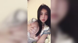 nhìn em xinh như thiên thần khoe cặp vú to tròn quá