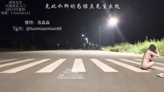 Em gái dâm lột đồ xong bò giữa đường