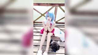 Con đĩ Cosplay Loli ko lông, Public ra bờ Sông Thủ Dâm Nứng vcl ra