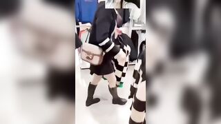 Đưa em rau đi shopping rồi địt luôn trong phòng thử đồ
