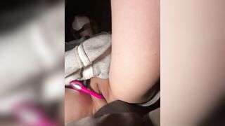 vừa đi xe ôm em vừa nhé sex toy vào lồn nước lồn chảy ướt yên xe