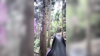 Mẹ kế dâm loạn luận ngoài trời, côn trùng trên mặt đất, hãy bế tôi lên và cưỡng ***