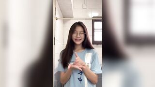 Gái Trung Kính Cận Xinh Gái Show Ngực To Tròn Dạng Háng Thủ Dâm Cực Nứng