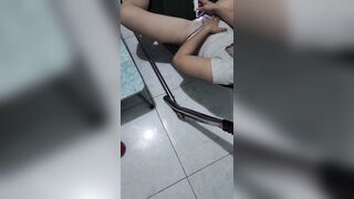 em gái của vợ làm gì mà cạo lông lồn giữa nhà vậy