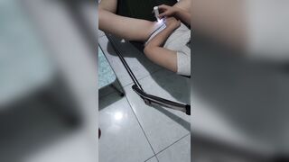 em gái của vợ làm gì mà cạo lông lồn giữa nhà vậy