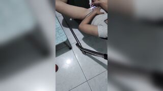 em gái của vợ làm gì mà cạo lông lồn giữa nhà vậy