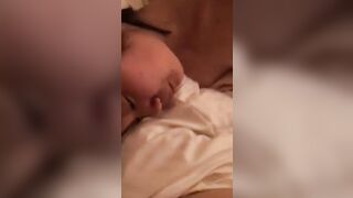 Mang bé teen mới lớn vào nhà nghỉ dạy bé tập nhún