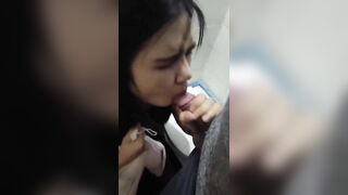 Thiếu tiền không có trả 1 chị gái bị đồng nghiệp ép bú cu để trừ nợ.