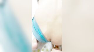 Em gái 16 tuổi ăn mặc hở hang lẳng lơ còn ko mặc sì líp bị họ đè đụ.