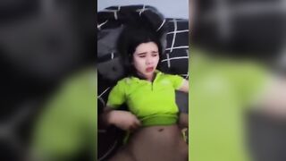 Nợ tiền em họ ko có trả chị gái trả bằng đụ nhưng vẻ mặt rất khó chịu.
