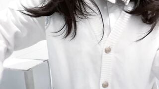 Em sinh viên bím múp gắn cu giả lên kính nhấp bắn nước
