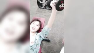 Đi tập gym nứng chịch luôn anh pt
