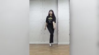 Nhảy đẹp mà thẩm du cũng giỏi, bé hàn này nhìn có vẻ thích khổ dâm