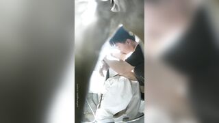 quay lén  Em gái vừa đái vùa hôn bạn trai