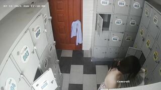 Hack camera phòng thay đồ hồ bơi 3