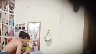 Quay lén phòng trọ em gái