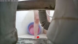 Quay lén em hàng xóm tắm 5